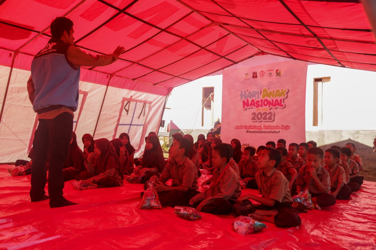 Berbagi Kegembiraan dengan Anak-Anak di Lokasi Pengungsian