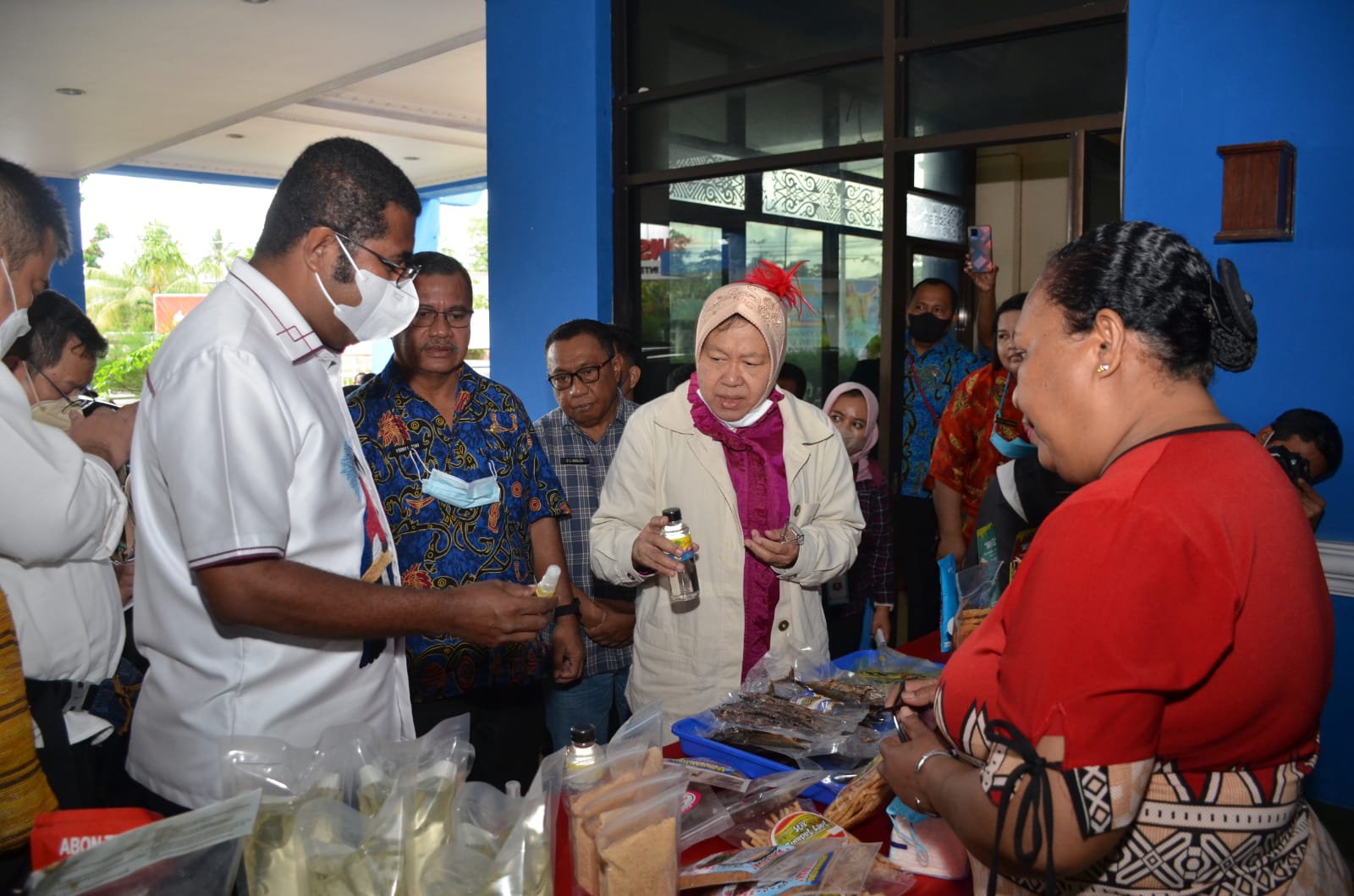 Handing Over Assistance at Waropen Papua, Minister Risma Supports Economic Empowerment