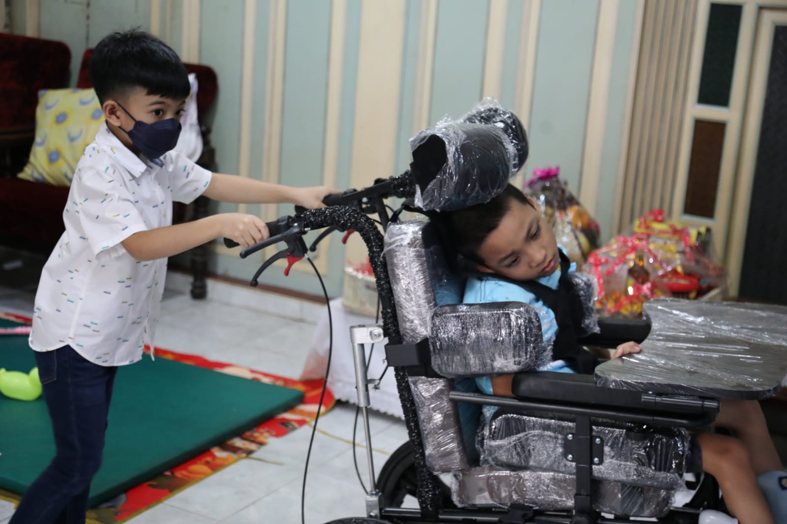 Jan Ethes Berbagi Mainan dan Hibur Anak Penderita 'Cerebral Palsy'