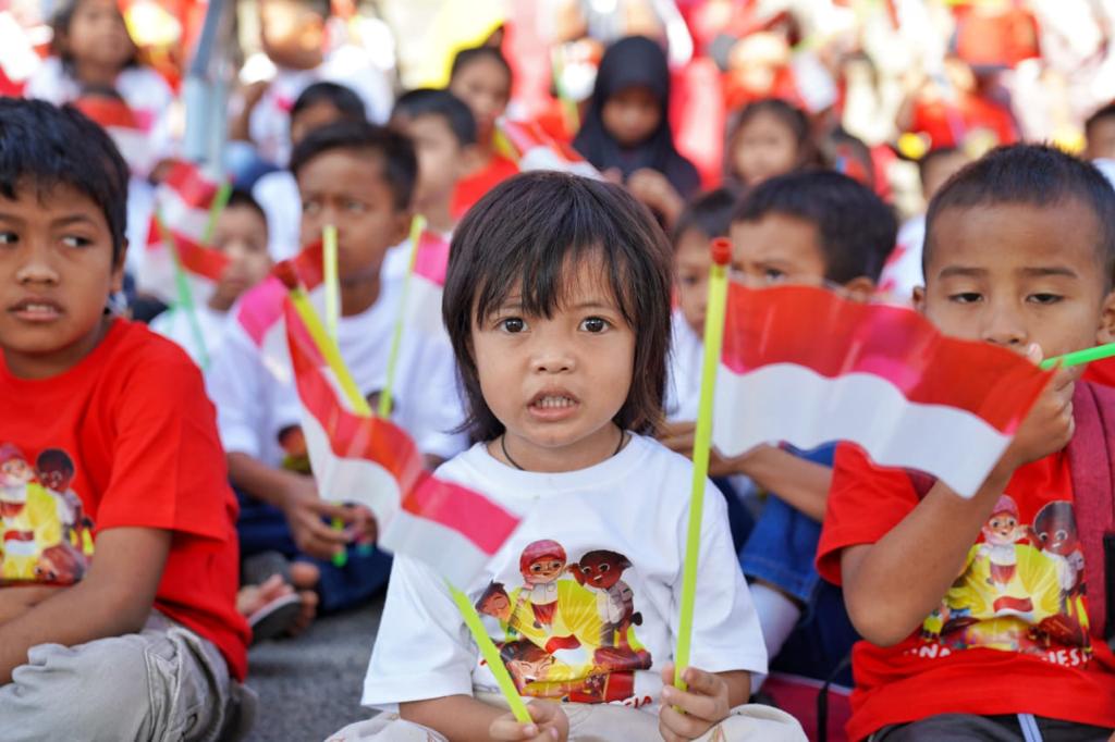 Kemensos RI Salurkan Bantuan ATENSI untuk 210 Anak di Objek Wisata Embulan Boroq