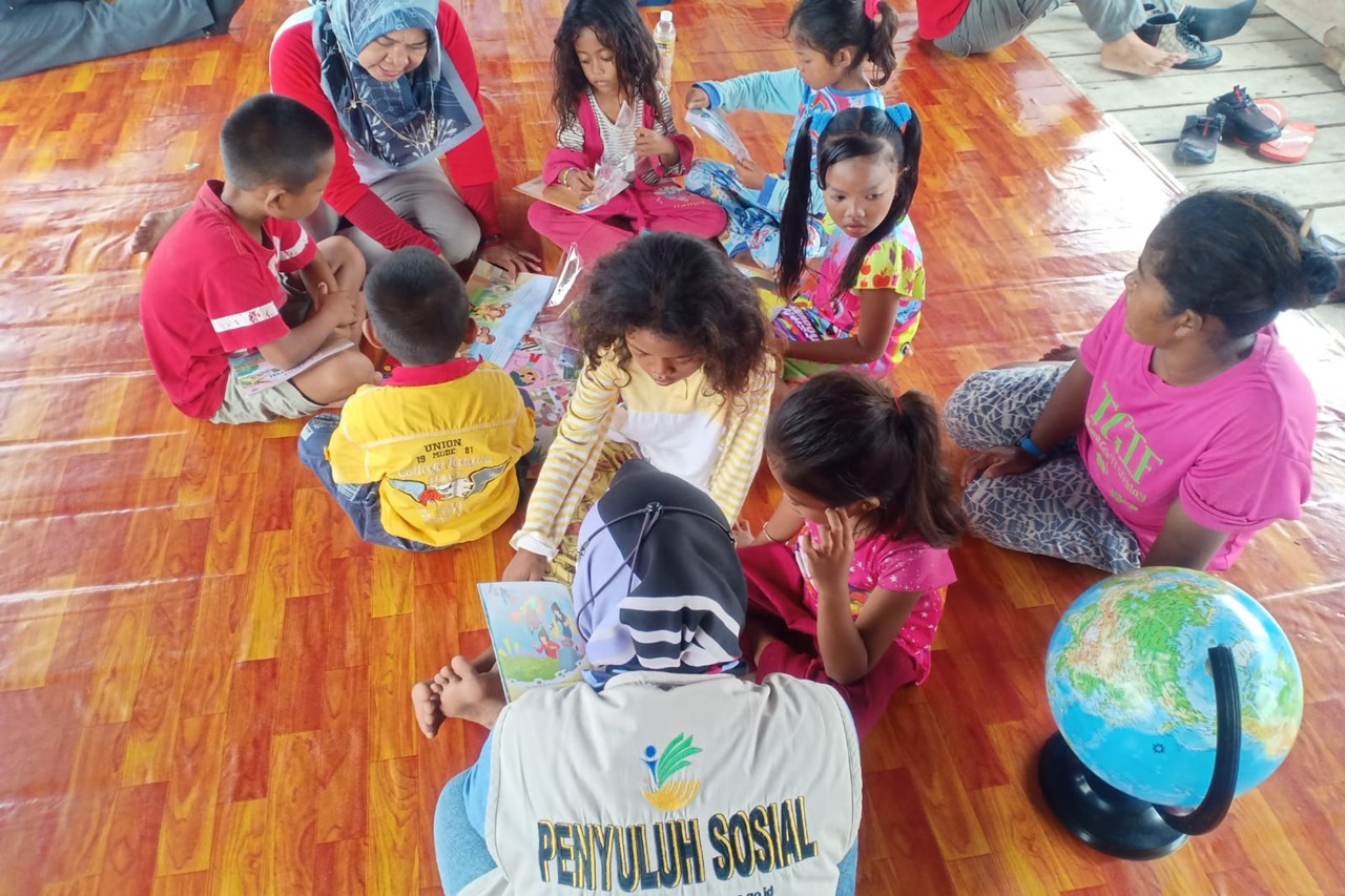 Senyum Anak Suku Laut Menyambut Hari Anak Nasional