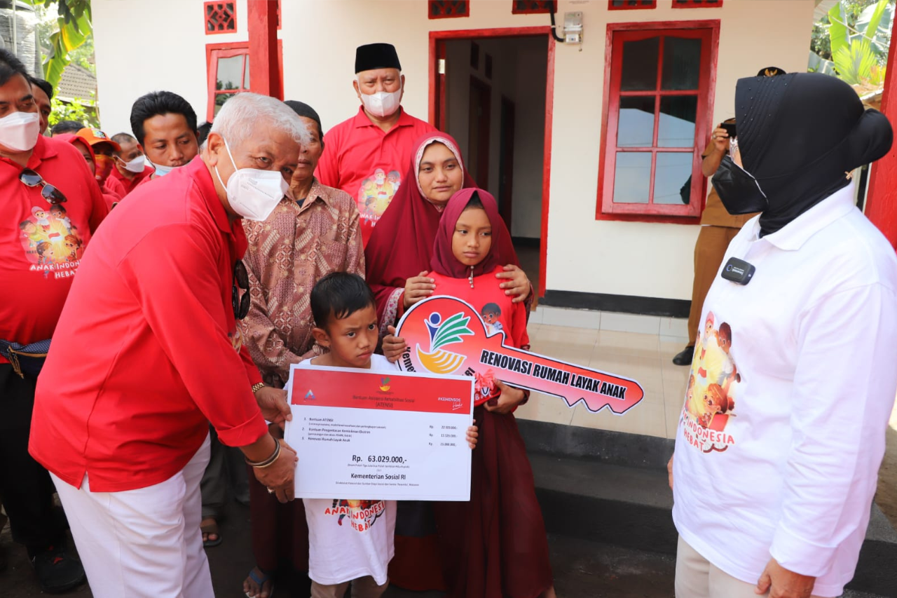 Kemensos Renovasi Rumah Layak Anak di Lombok Timur, Kakak Beradik Kini Bisa Tidur Nyaman