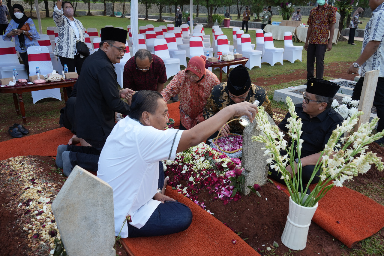 Mensos Risma Ziarah ke TMPN Kalibata