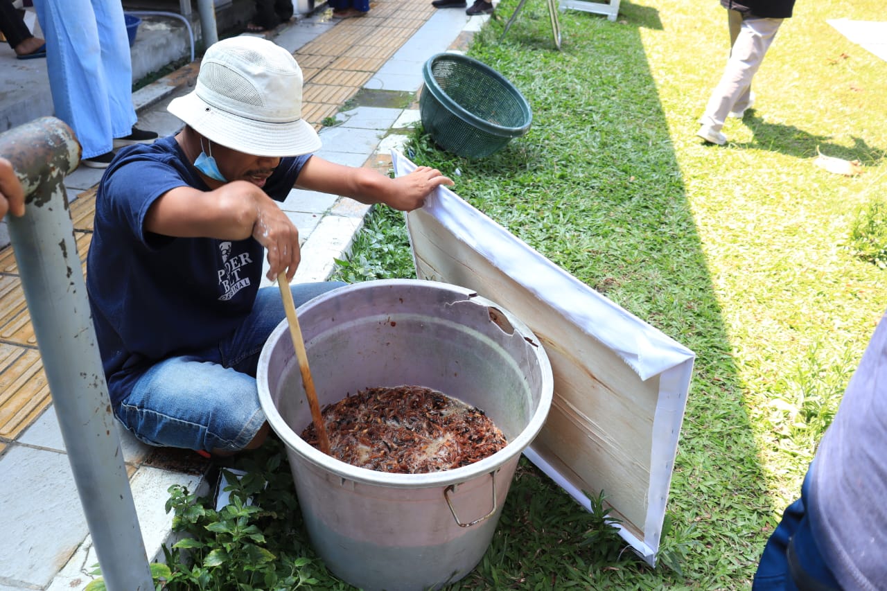 Pelatihan Keterampilan Daur Ulang Kertas dan Handicraft untuk Penyandang Disabilitas