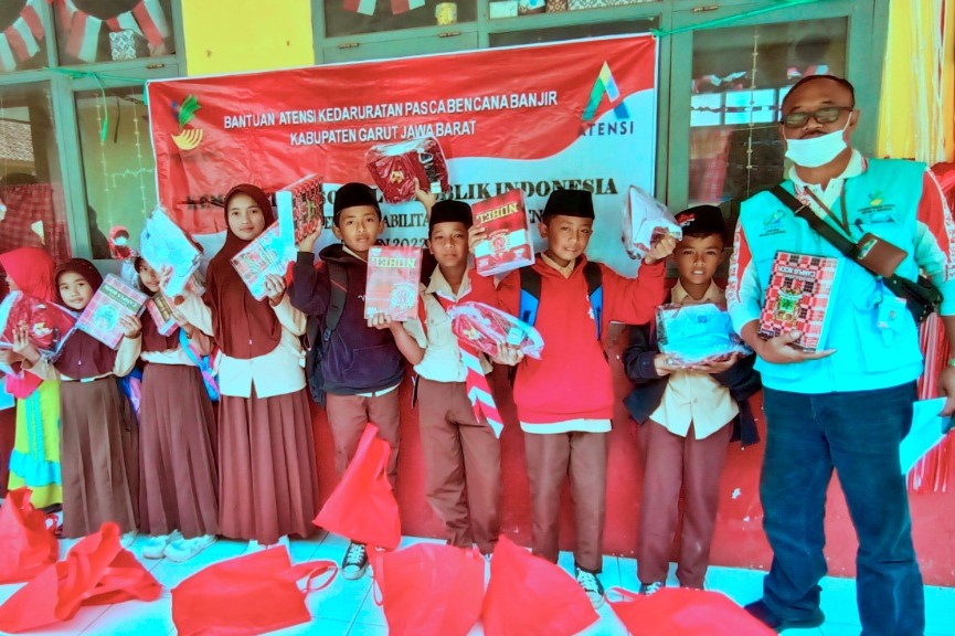 Senyum Bahagia Penyintas Banjir Garut Dapat Bantuan Kemensos