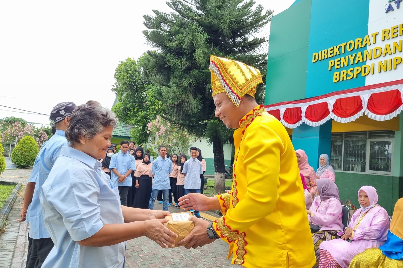 Penerima Layanan di Sentra Nipotowe Terima Hadiah di Acara HUT ke-77 RI