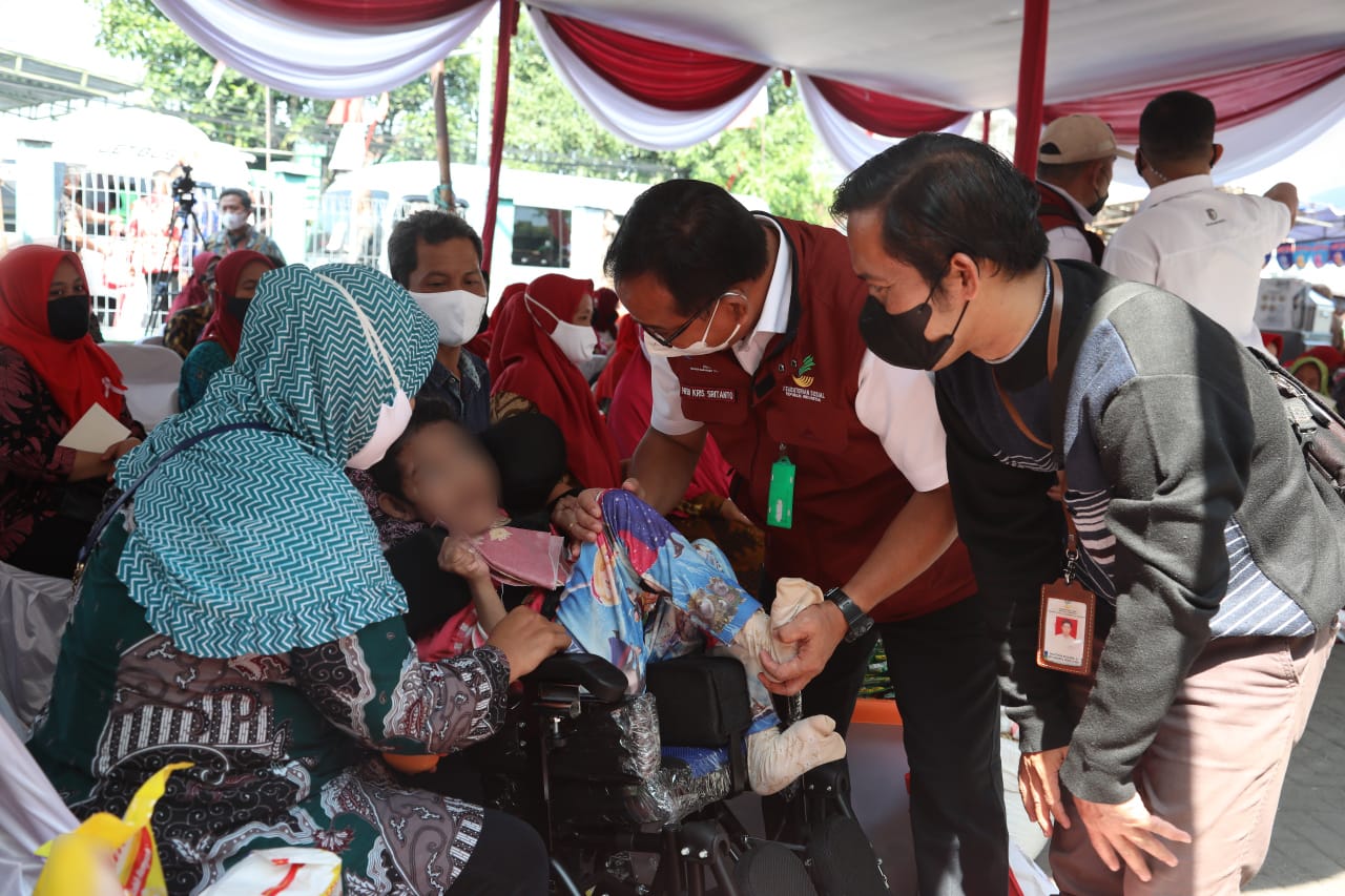 Terima Bantuan Kursi Roda Baru dari Kemensos, Gadis Penderita Cerebral Palsy Kini Lebih Nyaman dan Leluasa Bergerak