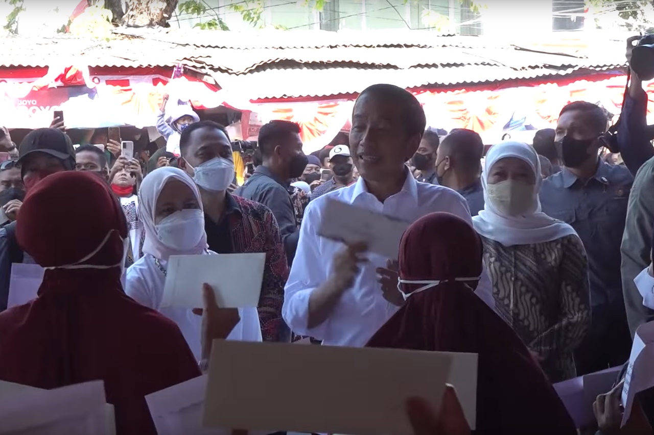 Menyambangi Pasar Pucang Anom Surabaya, Presiden Jokowi Serahkan Bantuan Sosial