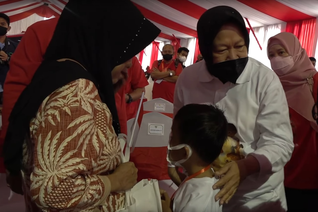 Social Affairs Minister Risma and Cataract Children in East Lombok