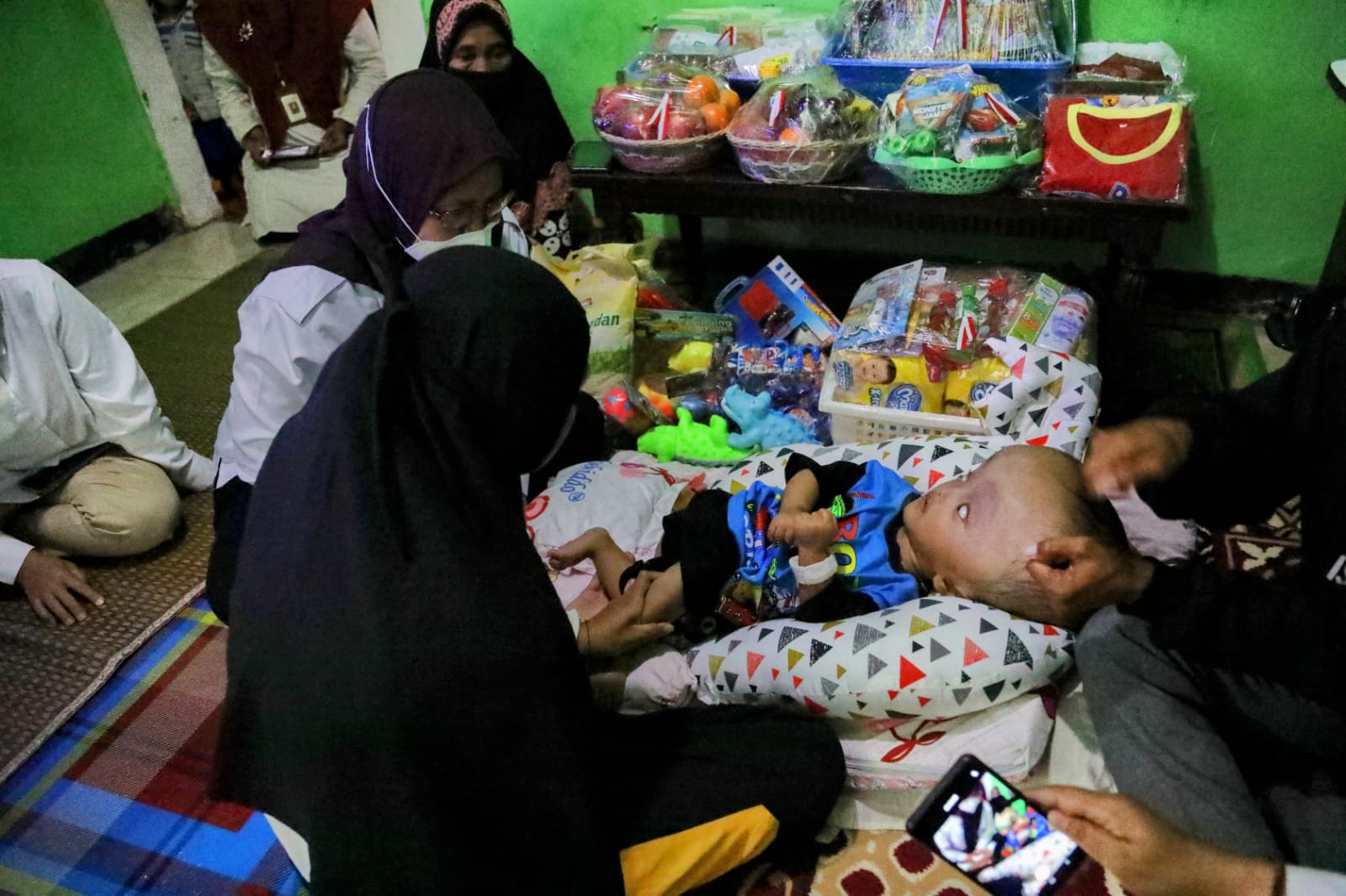 Mensos Risma Salurkan Bantuan kepada Bayi Hidrosefalus di Cigudeg