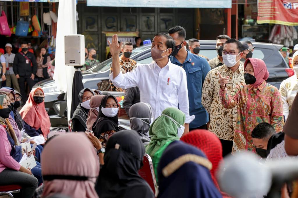 Sapa Masyarakat di Pasar Cicaheum, Presiden Berharap Bansos Digunakan untuk Keperluan Produktif