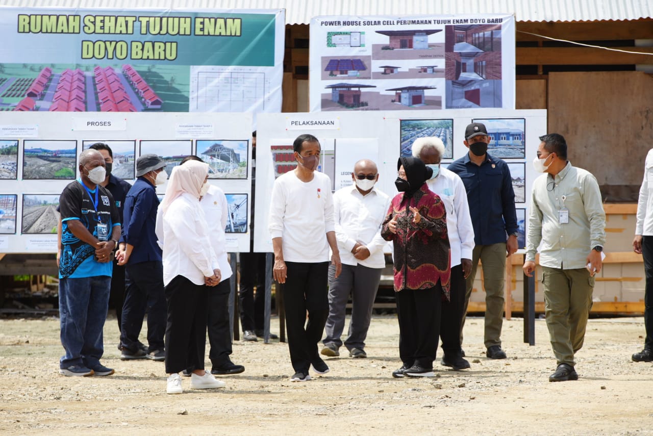 Presiden Joko Widodo Didampingi Mensos Risma Berkunjung ke 'Rumah Sehat Doyo Baru' Distrik Waibu