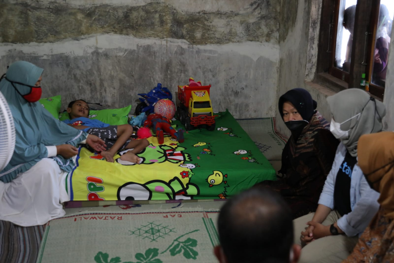 Punya Peluang Sembuh, Mensos Berikan Layanan Fisioterapi Rutin untuk Bocah Penderita Epilepsi di Brebes