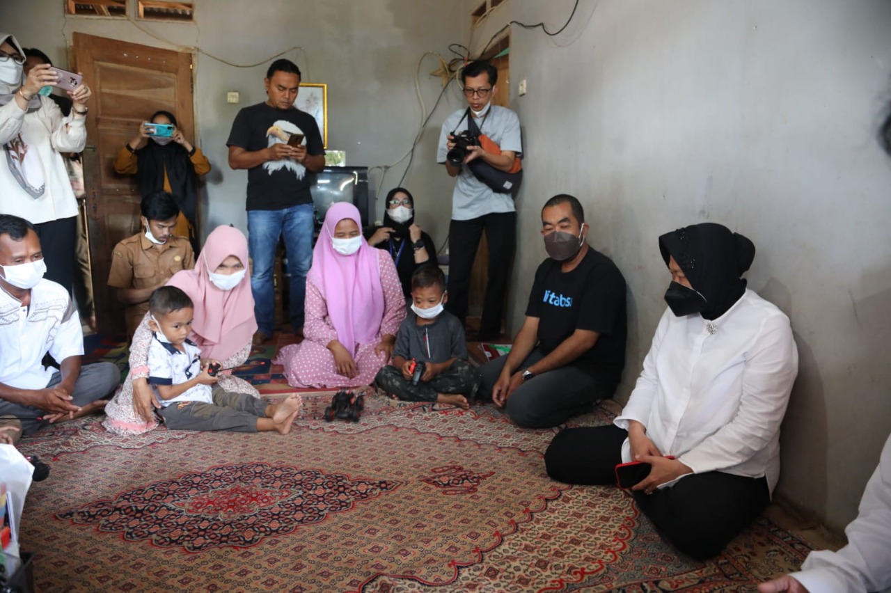 Mensos Risma Serahkan Bantuan kepada Penderita Penyakit Jantung Bocor dan Penyakit Mata di Malingping, Lebak