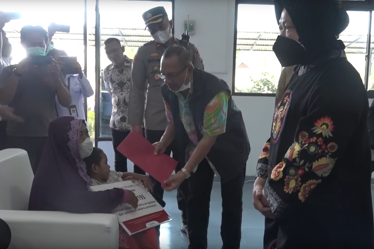 Minister of Social Affairs Risma and Members of Commission VIII DPR RI Handover Aid in Medan