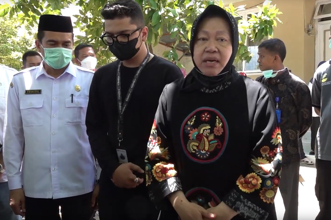 Social Affairs Minister Risma Provides Psychosocial Support to Beneficiaries in Aceh