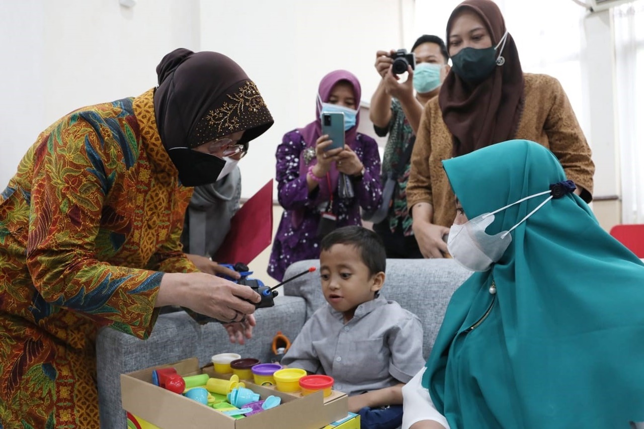 Bikin Haru, Bocah Penderita Tulang Rapuh Ini Doakan Mensos Risma Panjang Umur dan Banyak Rezeki