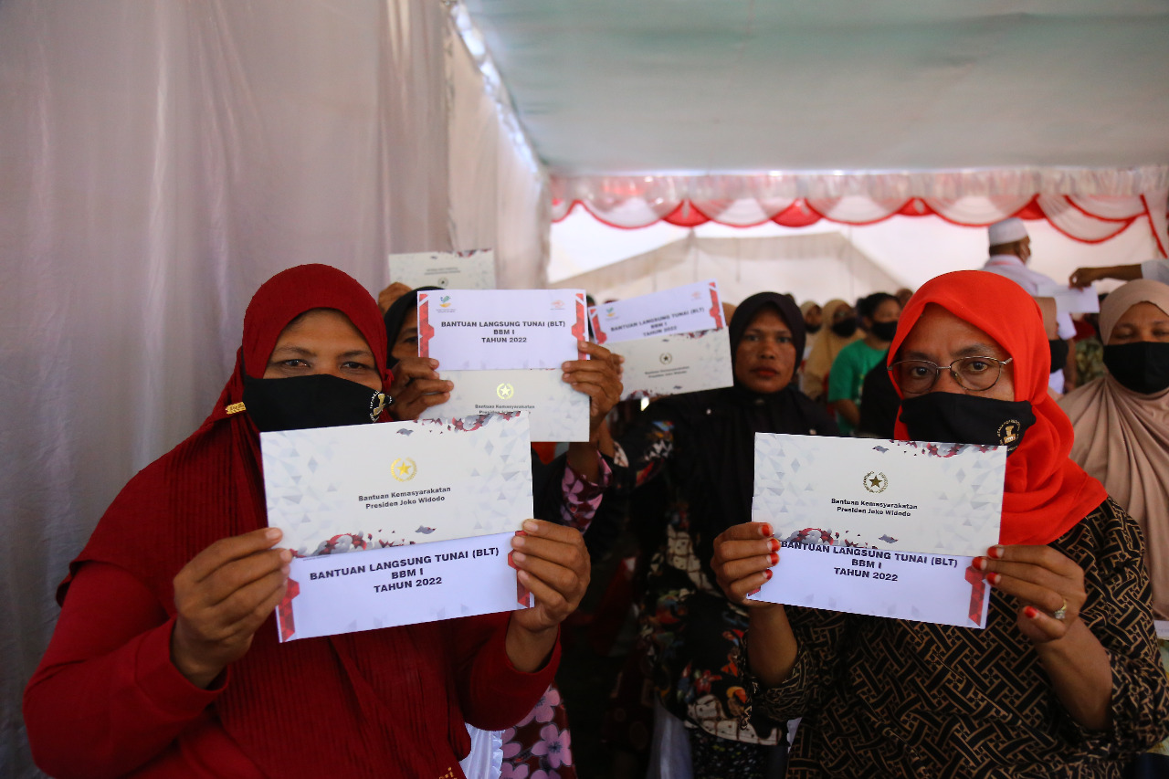 President Jokowi Hands Over Aid for Malut Family Beneficiaries