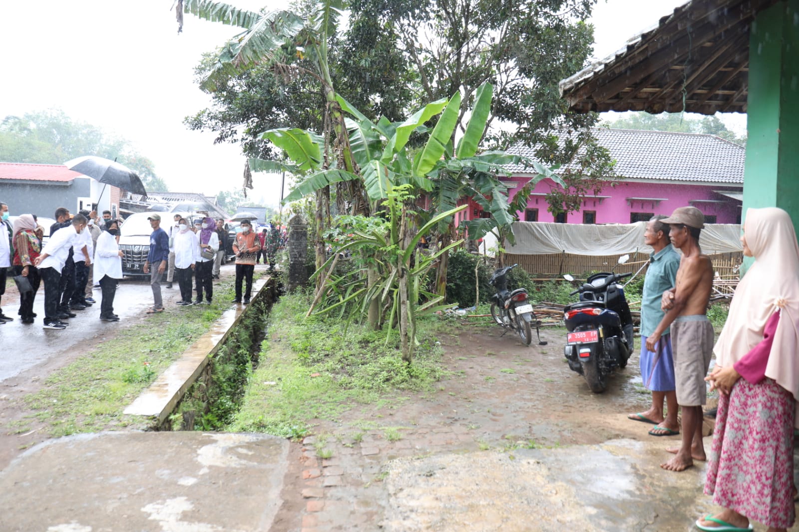 Social Affairs Minister Risma Checks Construction for Handling Extreme Poverty House