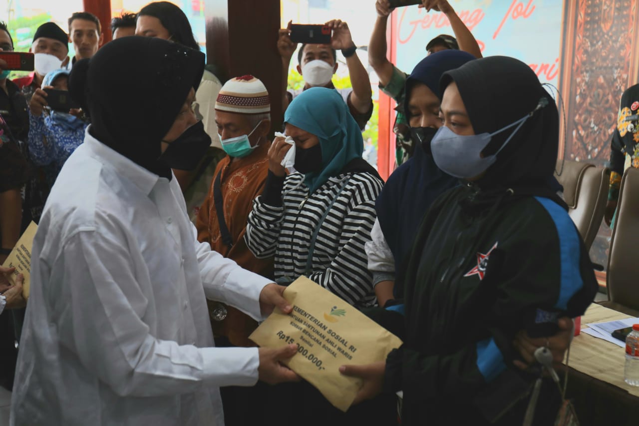 Social Minister Risma Completing Distribution of Compensation to the Heirs of Kanjuruhan Tragedy in Malang