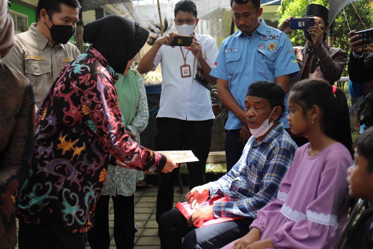 Social Affairs Minister Helped an Older Person who Missed His Children While Kanjuruhan Tragedy in Malang