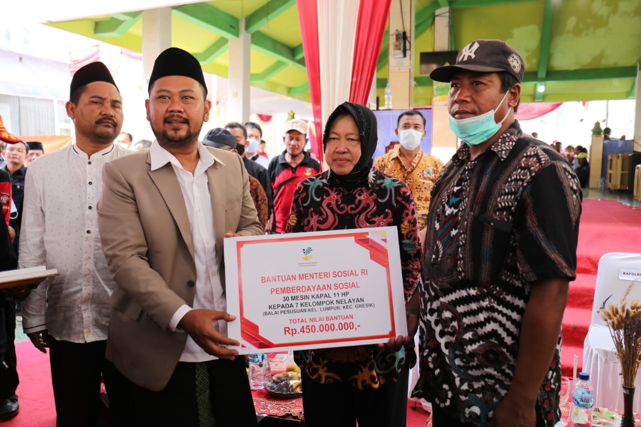 Realizing President's Promises, Social Affairs Minister Distributed 84 Boat Engine to the Fishermen in Gresik