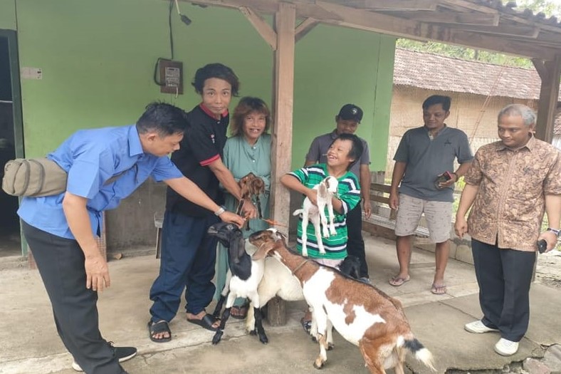 Dapatkan Identitas dan Ternak Kambing, Pemulung Eks TKI Peroleh ATENSI Kemensos RI