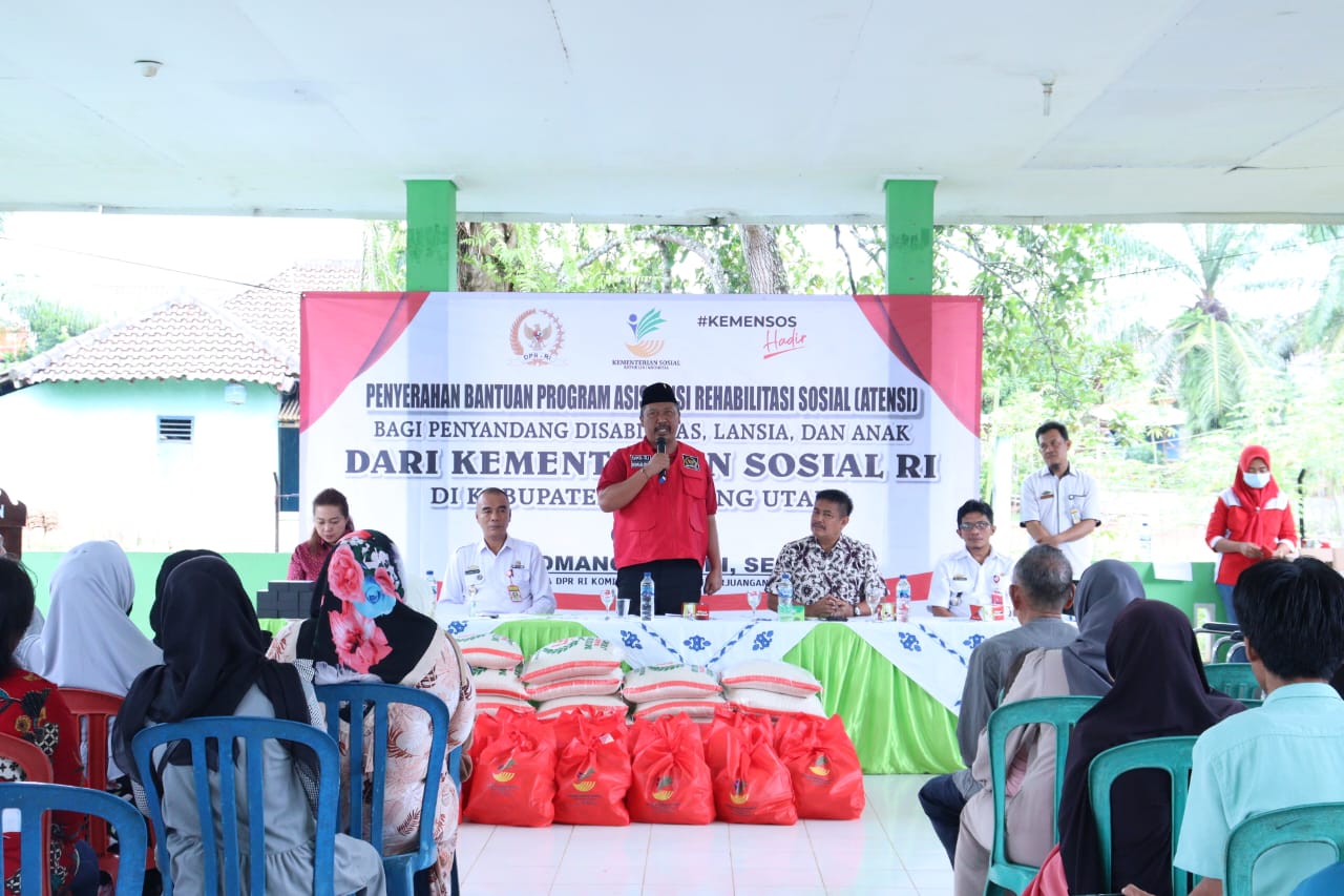 Kemensos bersama Komisi VIII DPR Salurkan Bantuan ATENSI