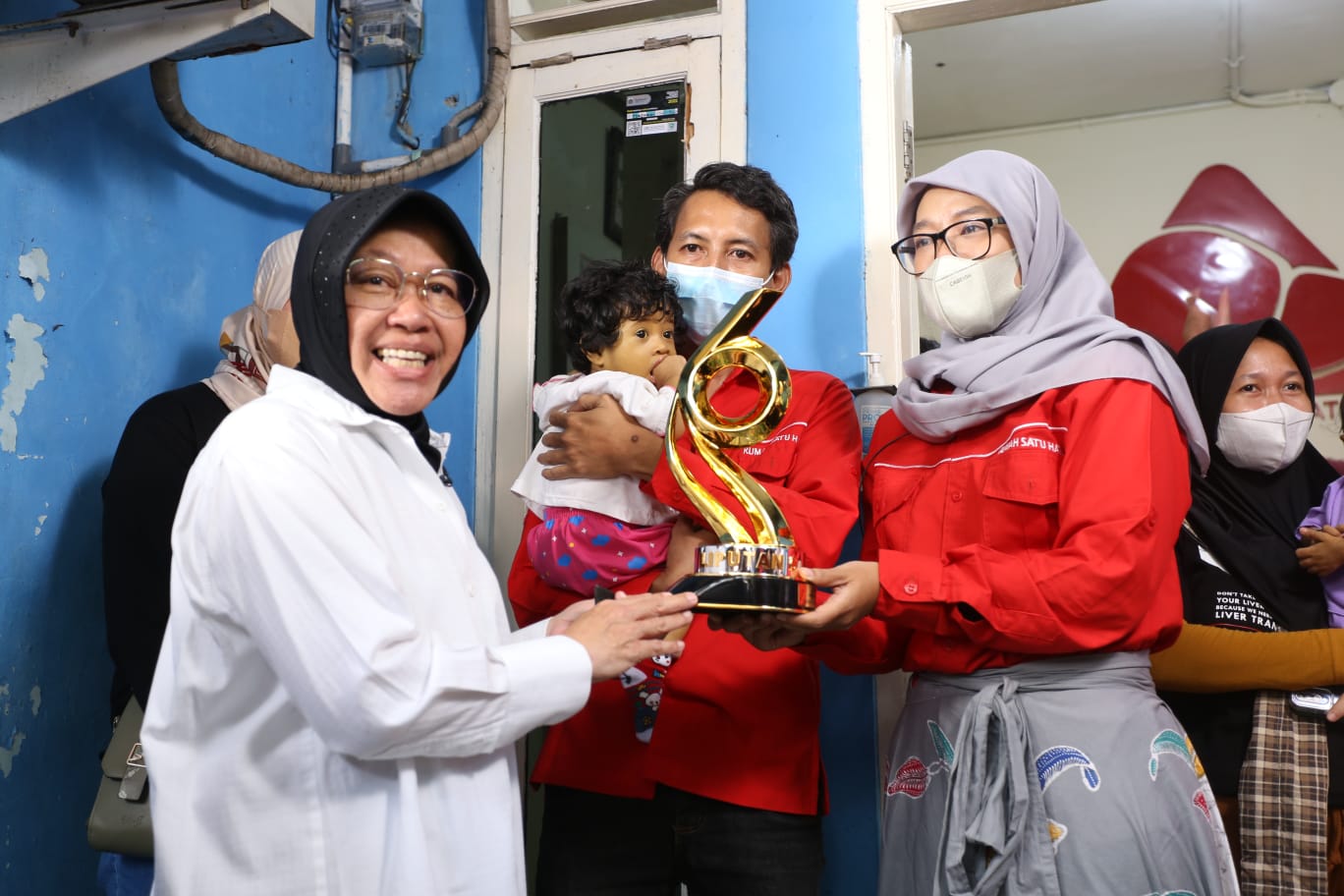 Mensos Serahkan Penghargaan bagi Yayasan Pejuang Hati di Acara Liputan6 Awards