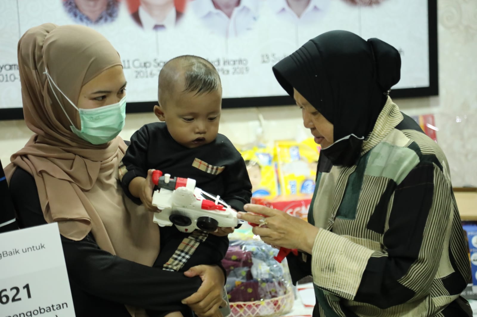 Social Affairs Minister with Member of House Representative Handed-Over Medical Support for 3 Children in Riau