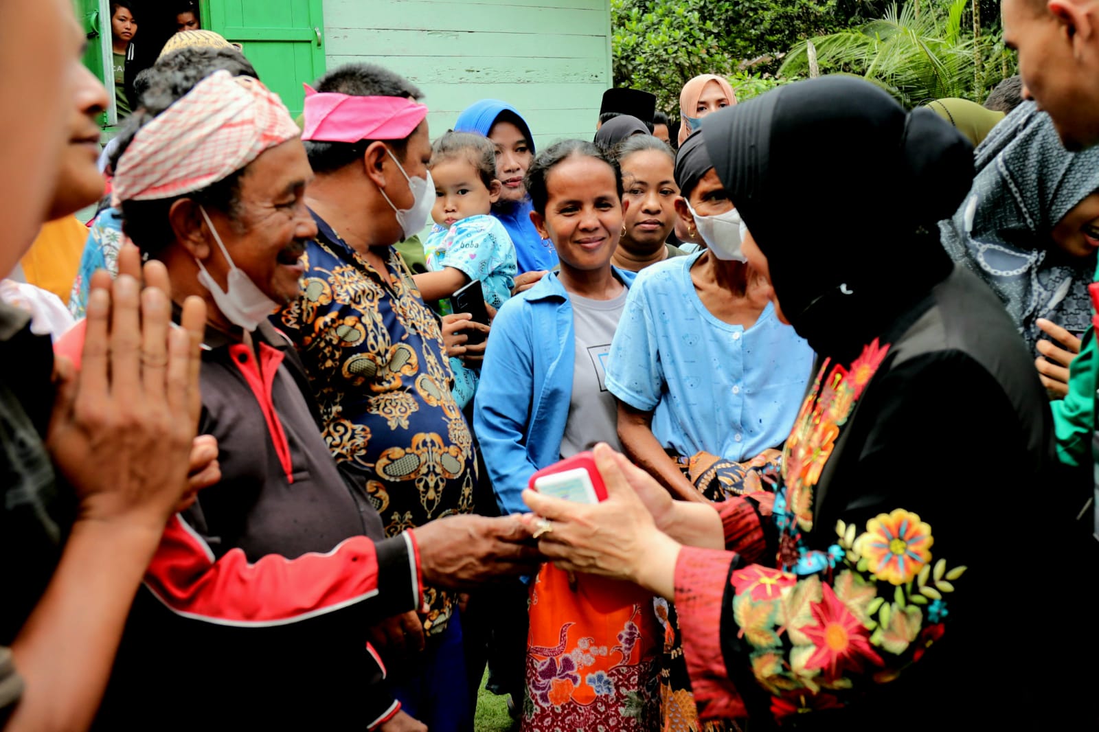 Visited Talang Mamak Tribe, Social Affairs Minister Studied the Construction of Liveable Houses