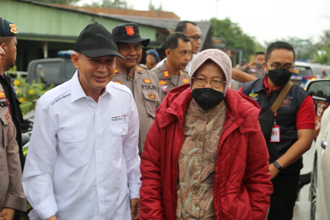 Social Affairs Minister Risma Distributes Social Aid for Flood Victims in Aceh Tamiang