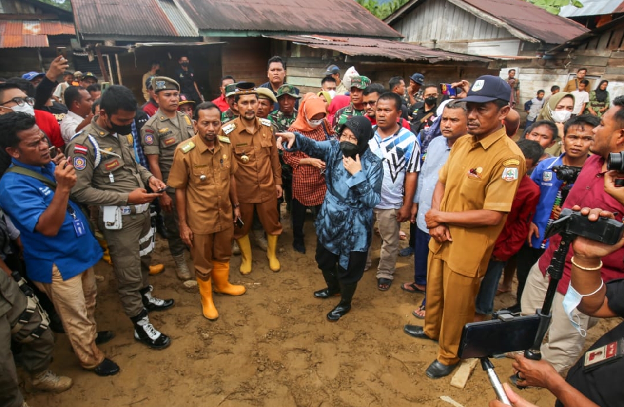 Tinjau Dampak Banjir Bandang Agara, Mensos Pastikan Kebutuhan Penyintas Bencana Terpenuhi