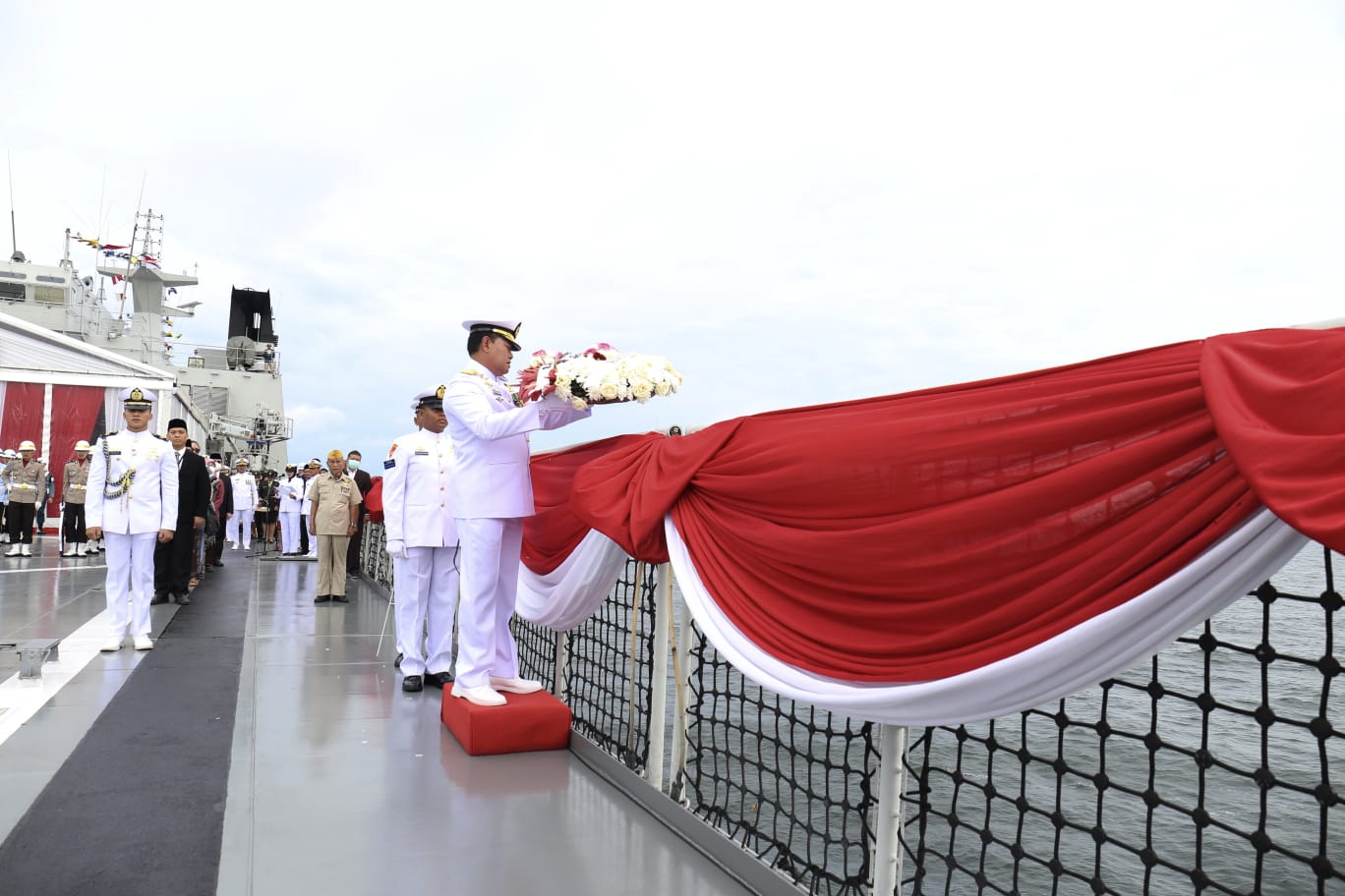 Kenang Jasa Para Pahlawan, Kemensos Bersama TNI AL Gelar Upacara dan Tabur Bunga di Laut