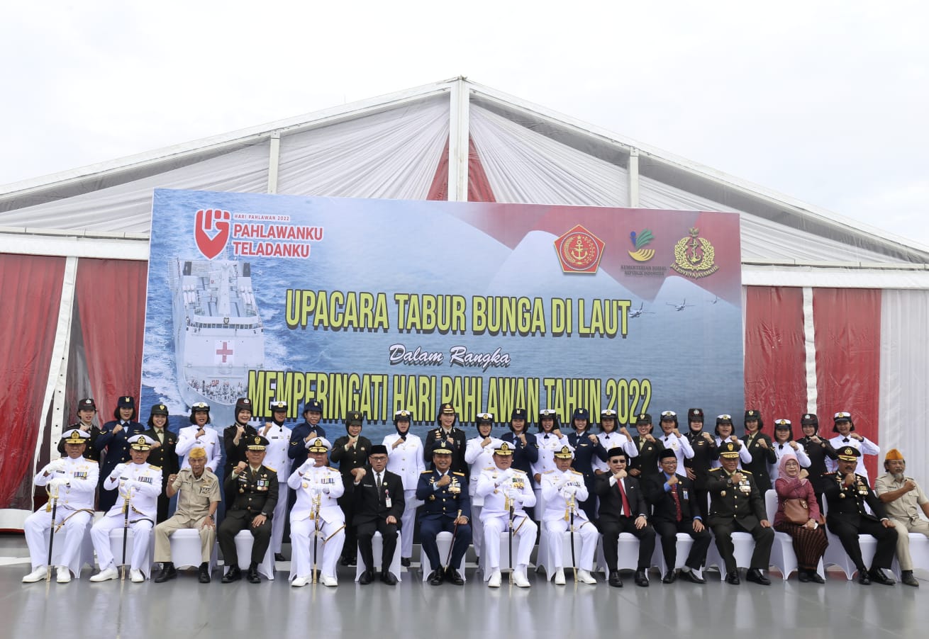 Upacara Tabur Bunga di Laut di KRI Semarang 594