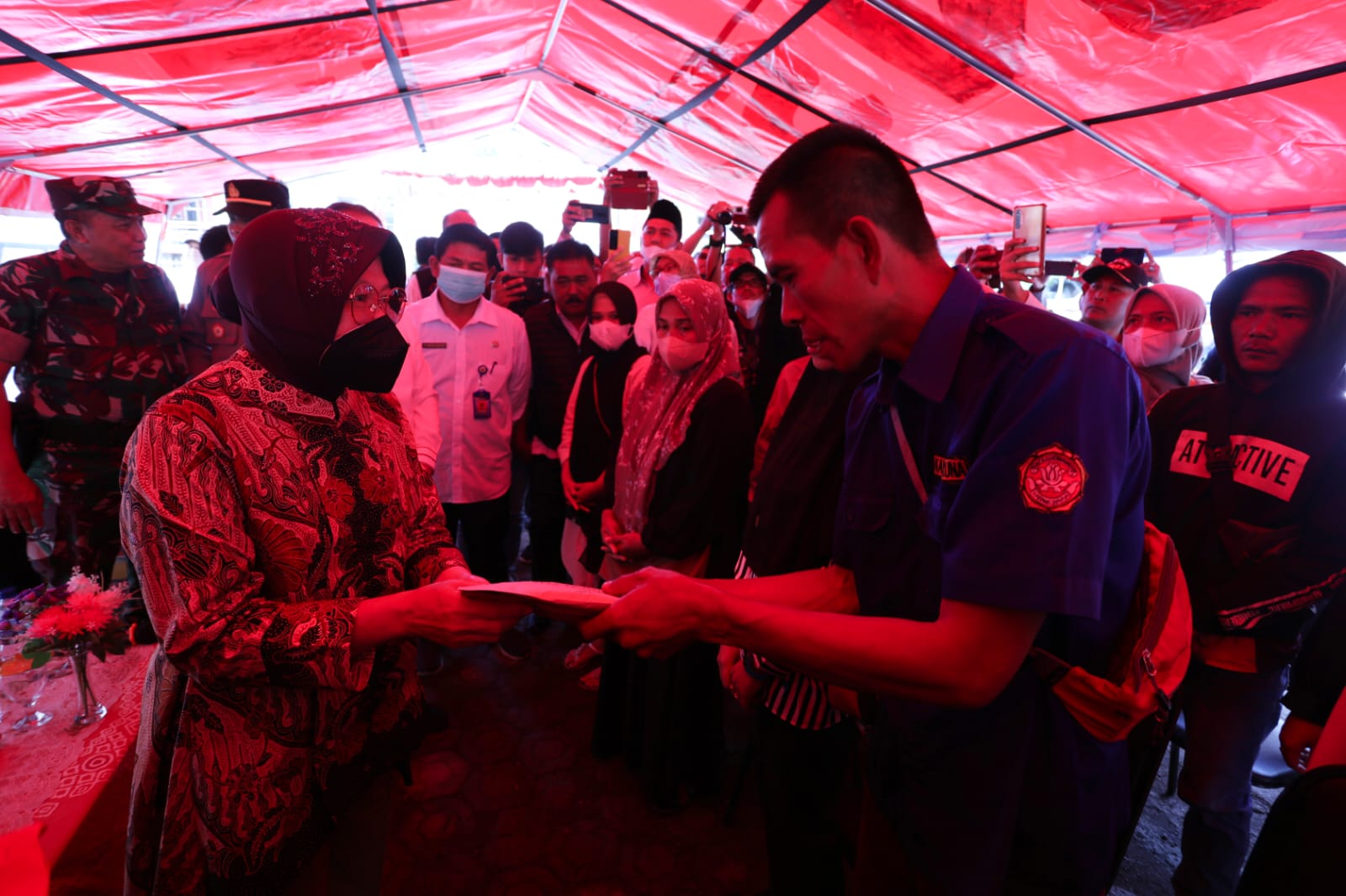 Visiting Sukabumi, Minister of Social Affairs Risma Distributes Compensation for Disaster Victims