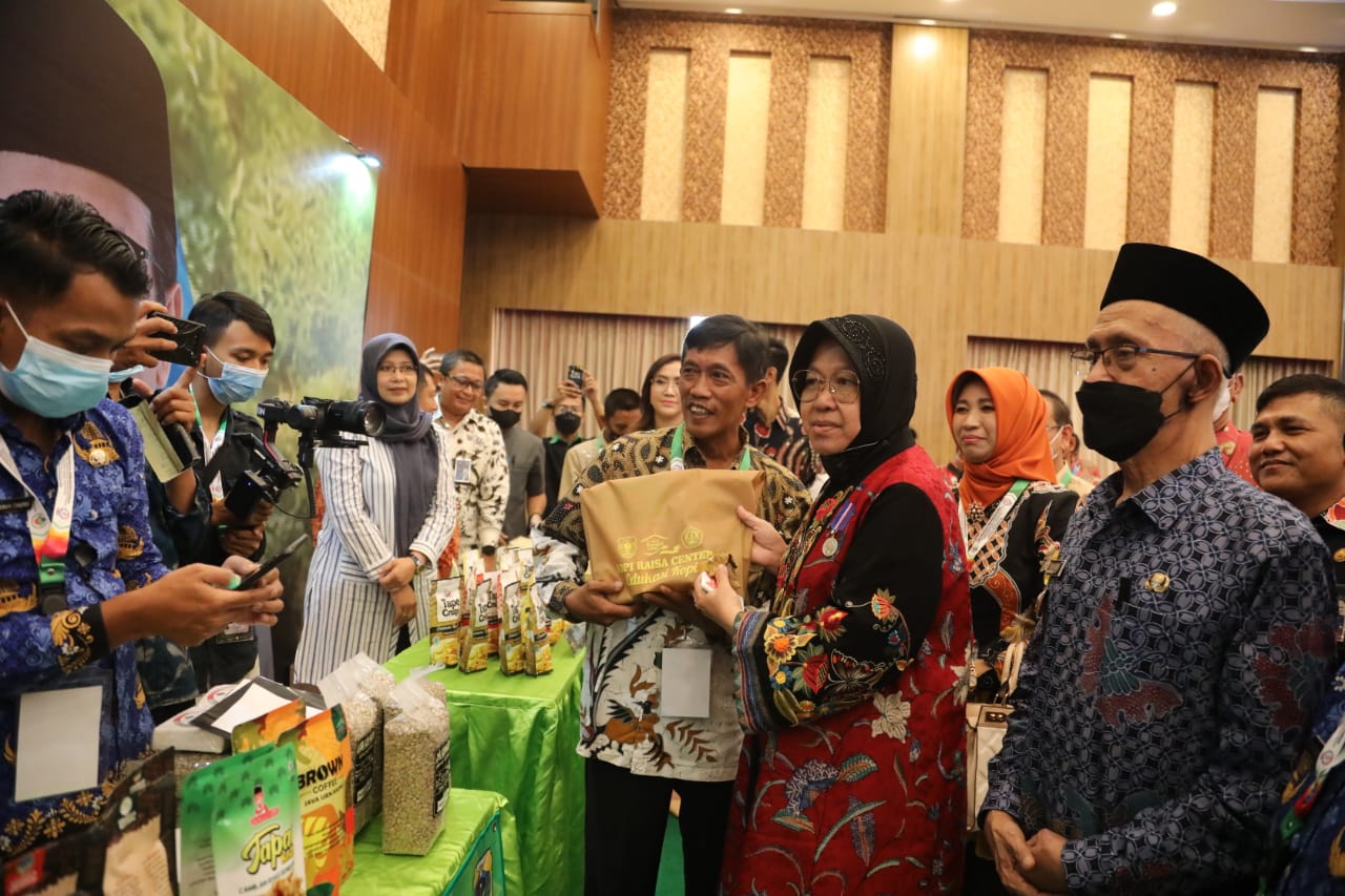 Minister of Social Affairs Risma Receives the Ministry of Village PDTT Award