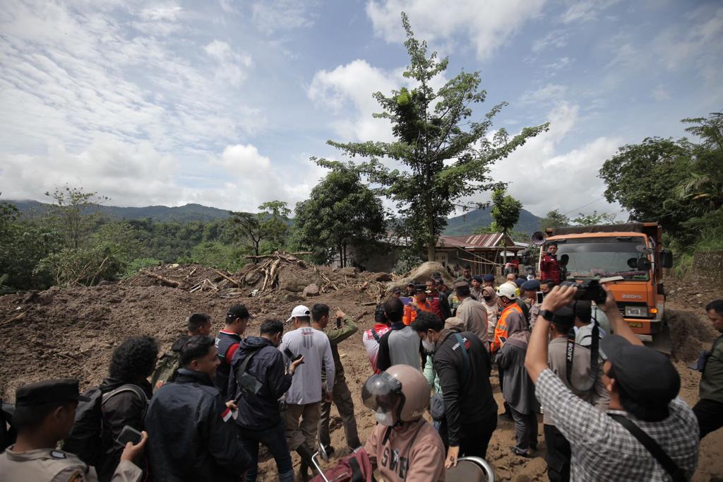 Minister of Social Affairs Observes Gowa Landslide and Provides Compensation for Heirs