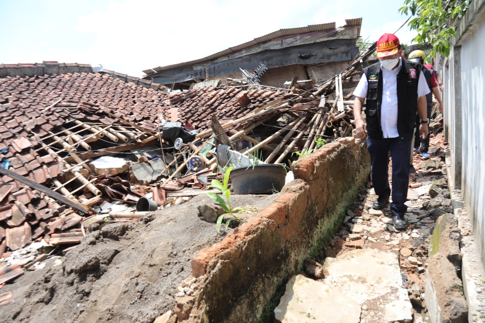 Secretary General of the Ministry of Social Affairs Greets Refugees Affected by the Cianjur Earthquake