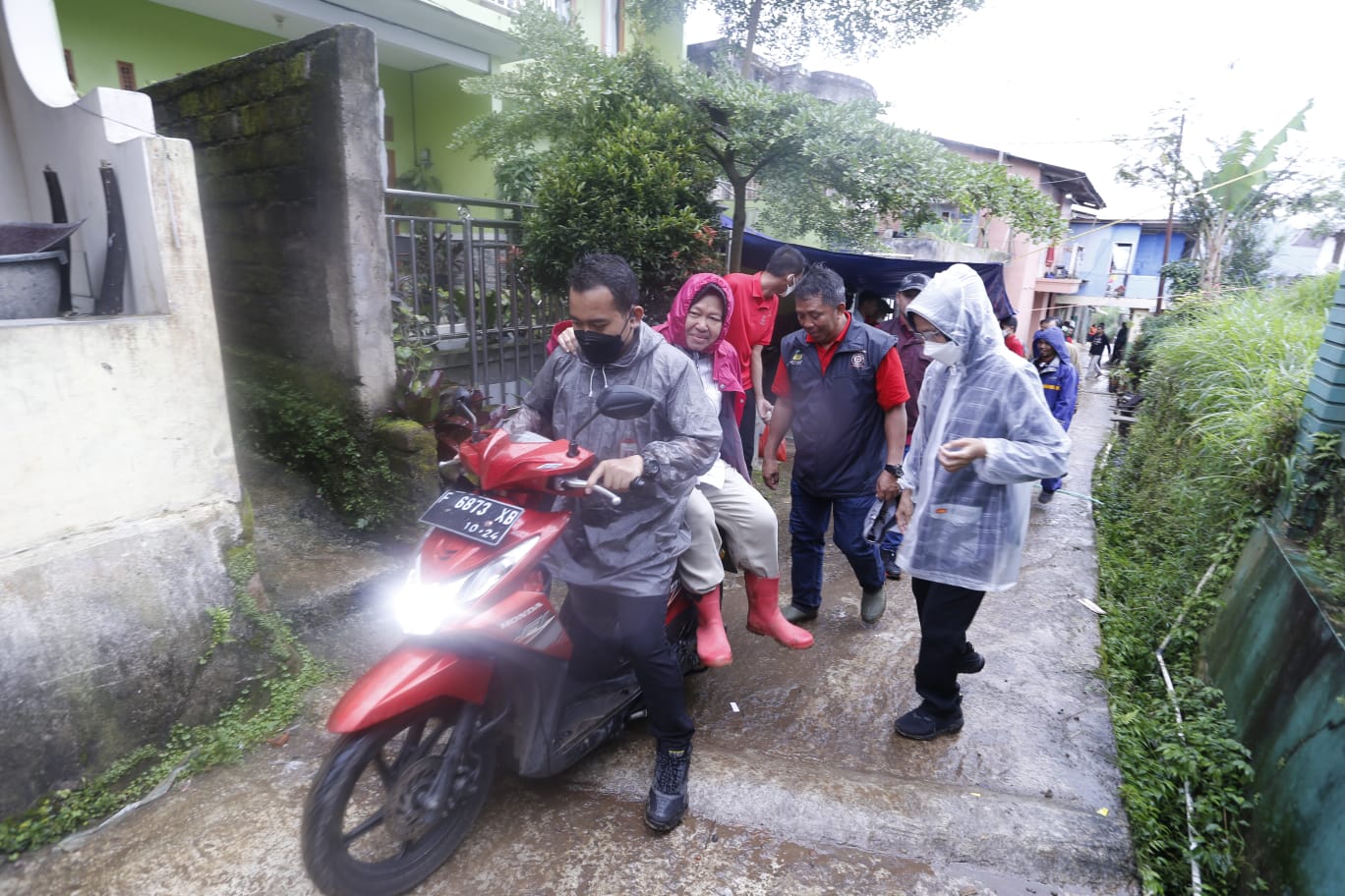 Mensos Risma Terjun Langsung Pantau Penyaluran Logistik dan Permakanan di Cianjur