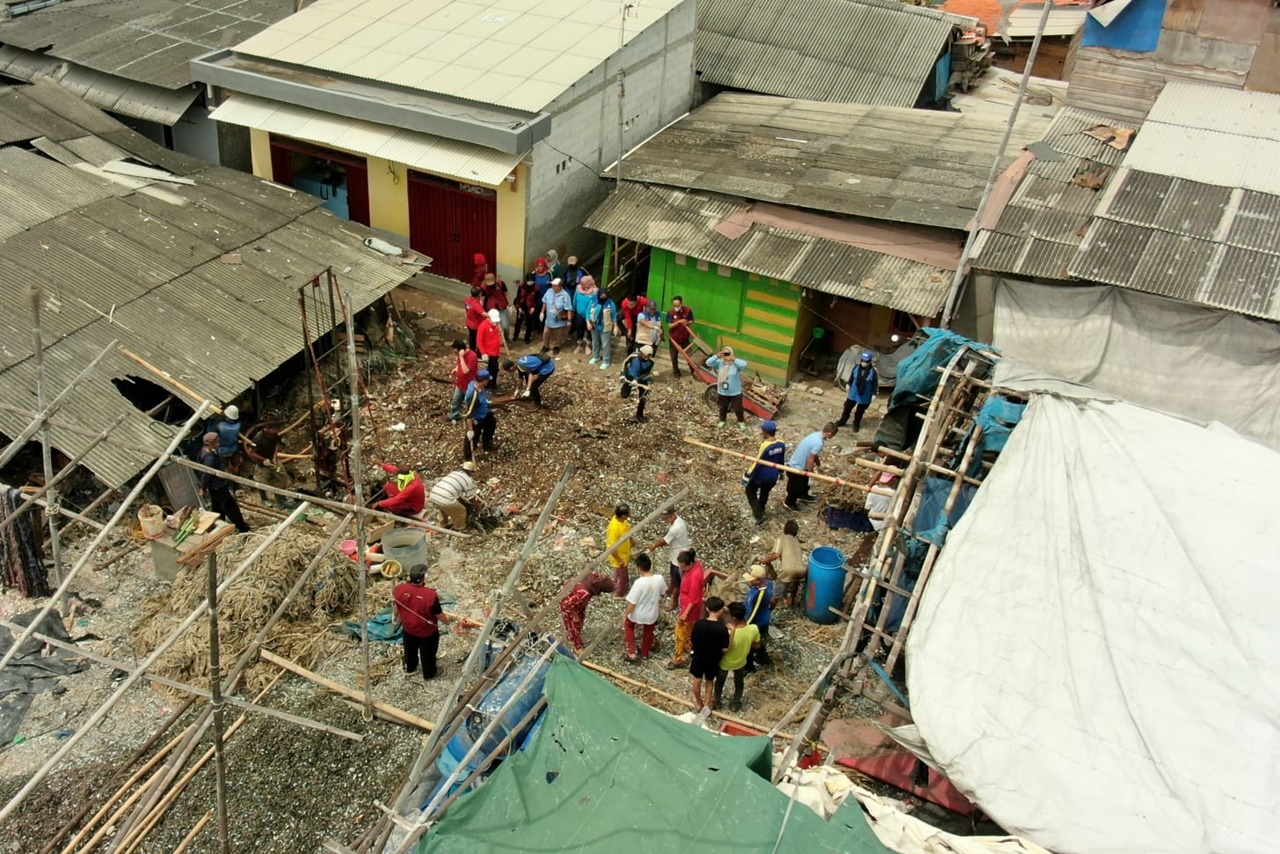 Pembersihan Lokasi Pengeboran Air Bersih di Kelurahan Kalibiru