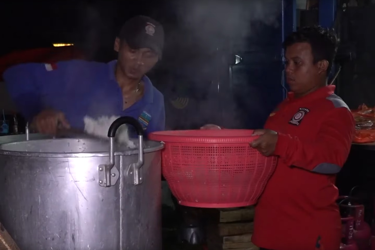 'Ngebul' 24 Jam Sehari, Dapur Umum Tagana Penuhi Kebutuhan Makan Pengungsi Gempa Cianjur