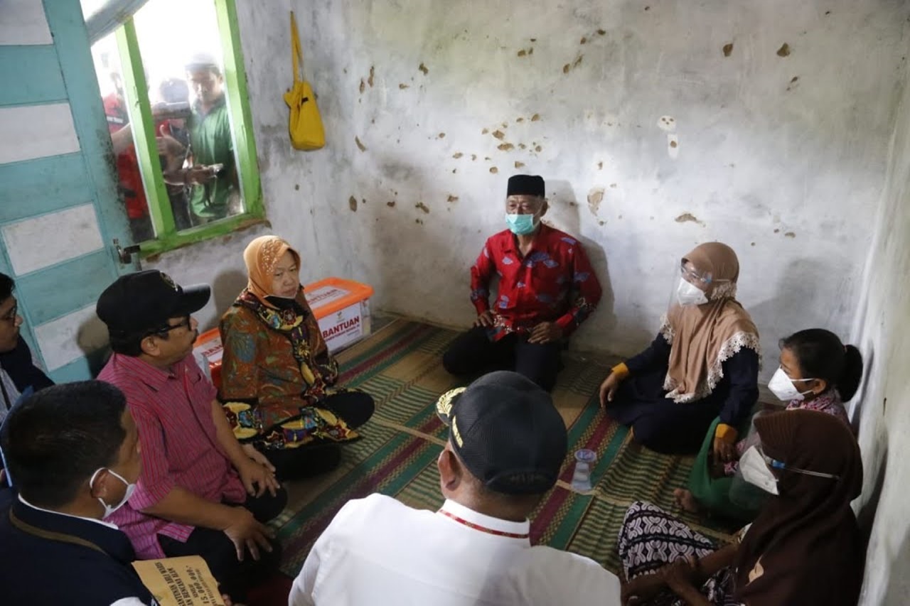 Minister of Social Affairs Risma Gives Compensation to Survivors of the Lampung Flood Disaster