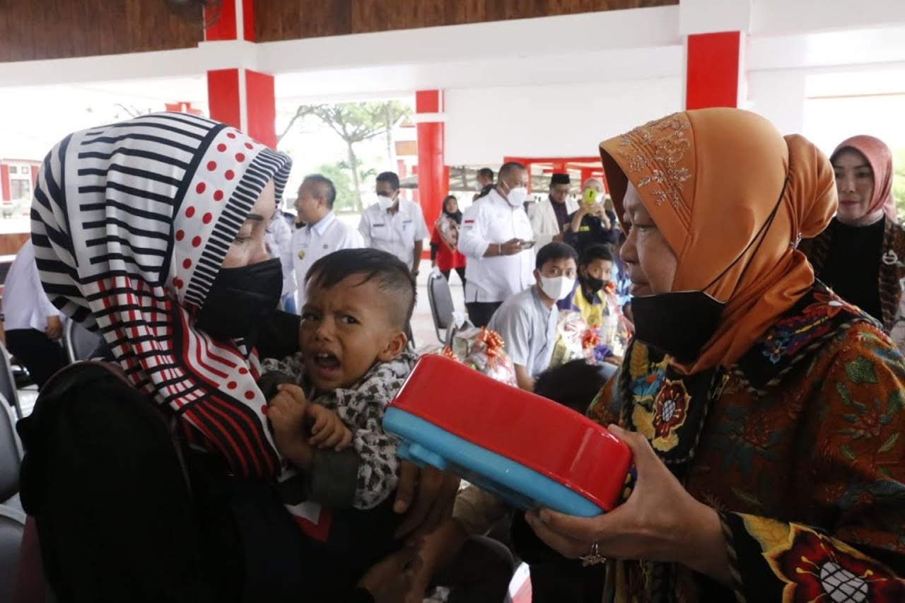 Minister of Social Affairs Risma Distributes ATENSI Aid and Kitabisa.com Donations for Sufferers of Severe Illness