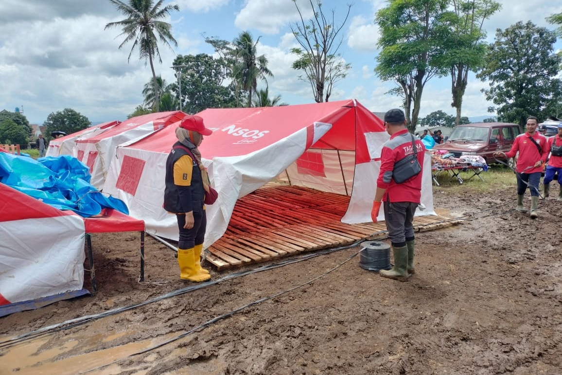 Beri Kenyamanan bagi Penyintas, Kemensos Pasang 4.500 Palet di Posko Pengungsi Cianjur