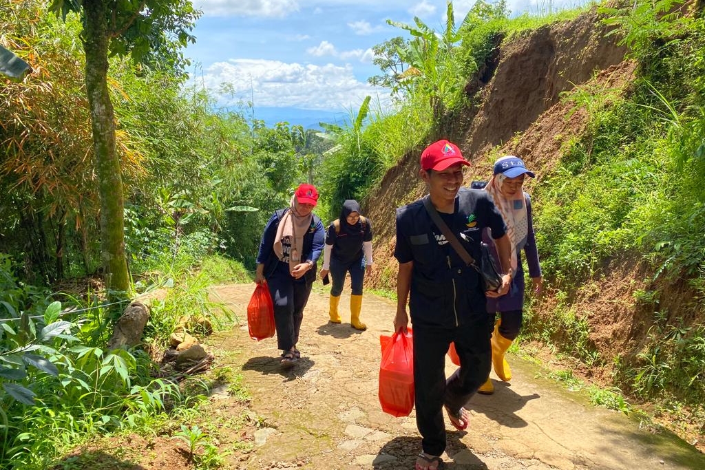 Tembus Medan Ekstrem, Bantuan Permakanan Kemensos Jangkau Warga di Kawasan Terisolasi