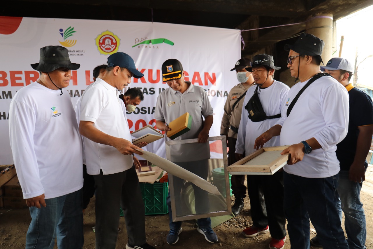 Tumbuhkan Kesetiakawanan Sosial, Kemensos Libatkan Pemulung Cilincing Bersih Lingkungan dan Pilah Sampah