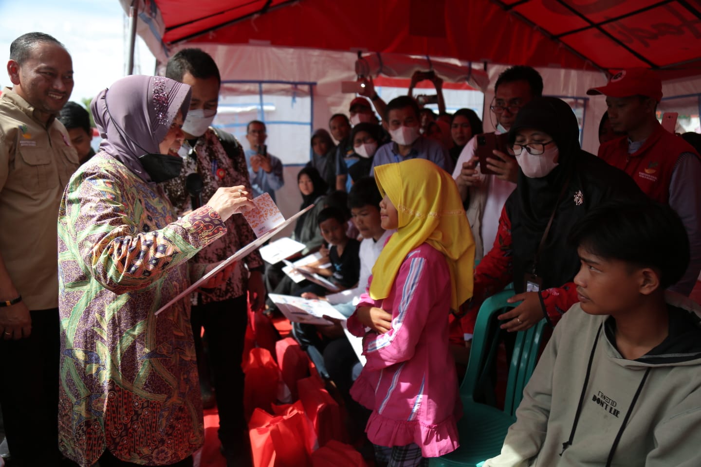 Handing over YAPI Assistance to Cianjur Earthquake Victims, Social Affairs Minister Wants Children to Pursue Their Dreams