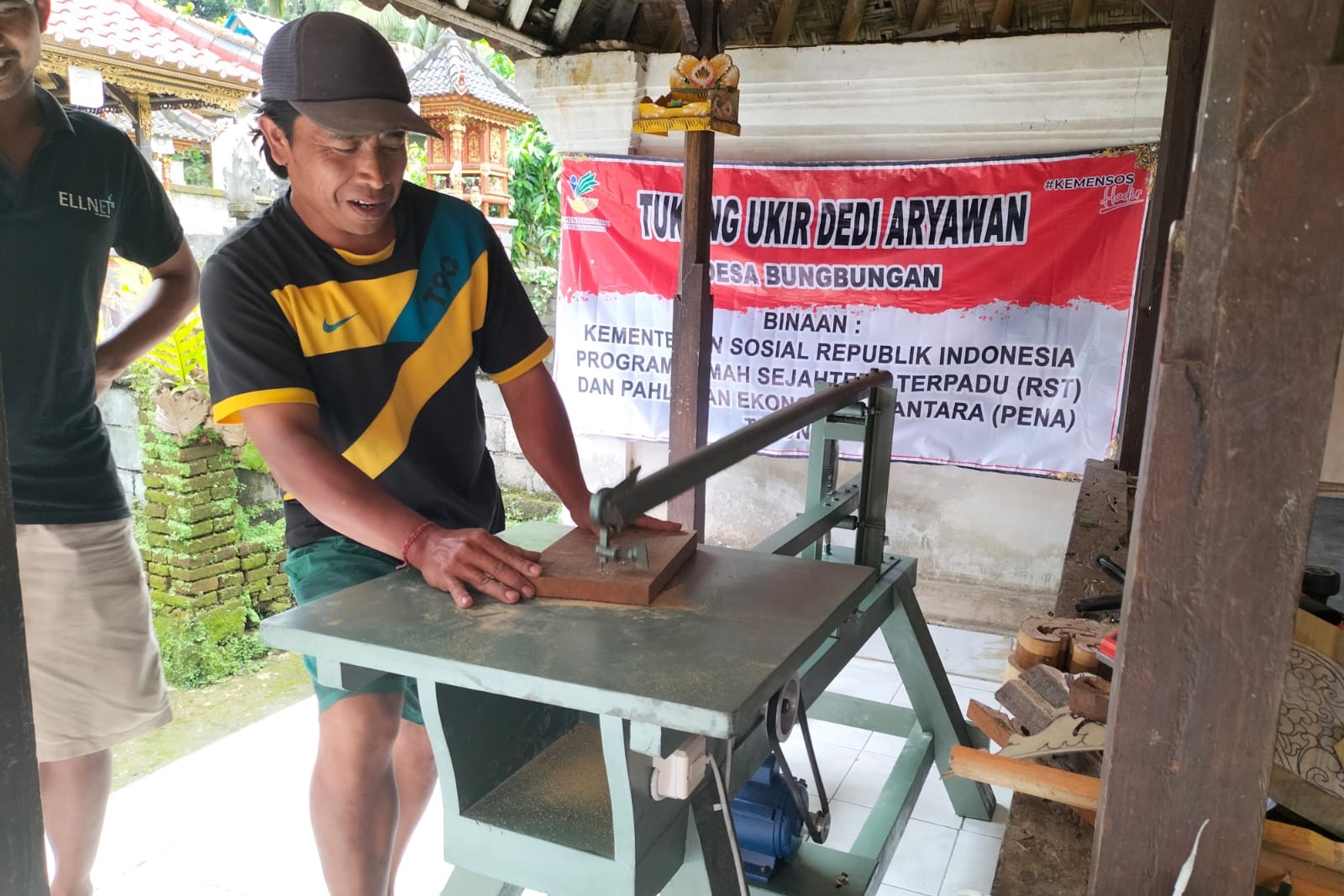 Terima Mesin Gergaji Bantuan Kemensos, Tukang Ukir di Klungkung Makin Produktif Bekerja