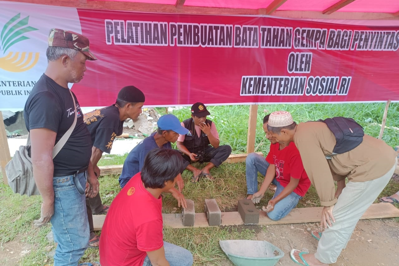 Buka Peluang Usaha, Kemensos Latih Penyintas Gempa Cianjur Buat Bata Tahan Gempa